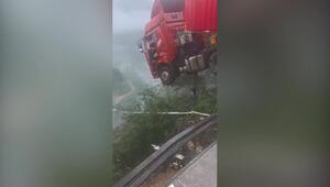 Lkw rutscht über Brückenrand