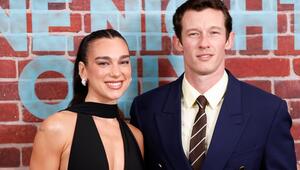 Dua Lipa und Callum Turner gehen als Ehepaar durchs Leben.