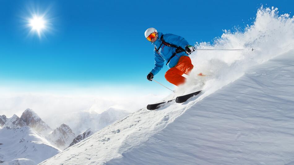 Skifahren, Snowboarden, Skiurlaub, Winterurlaub, Wintersport, Skihelm, Skier, Skijacke