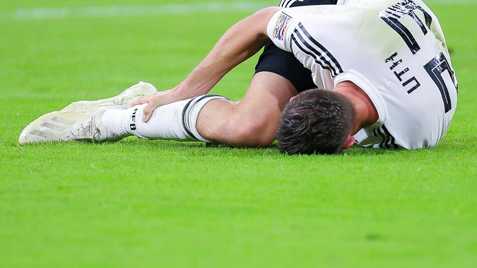 Mark Uth liegt in seinem ersten Länderspiel verletzt am Boden