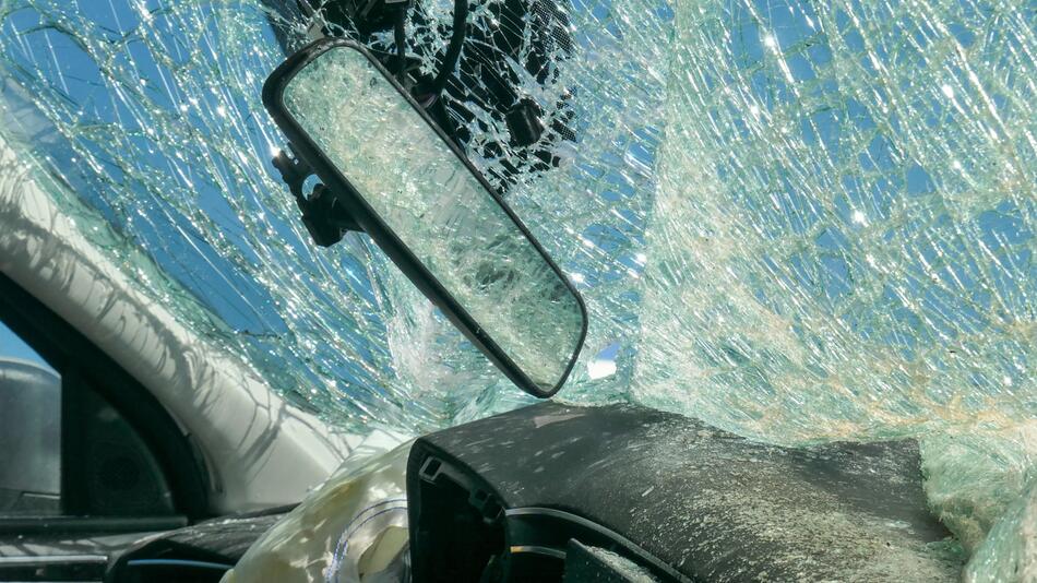 Symbolbild eines Unfallfahrzeugs mit zersplitterter Frontscheibe