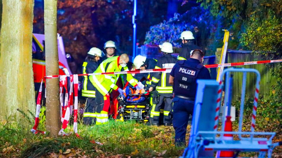 SUV fährt in Fußgängergruppe - Frau tot