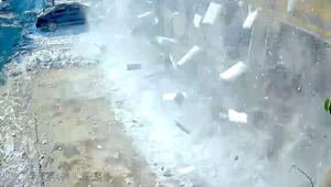 Schrecksekunde: Dachlawine verfehlt Autofahrer nur knapp