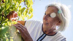 Eine Seniorin bei der Gartenarbeit