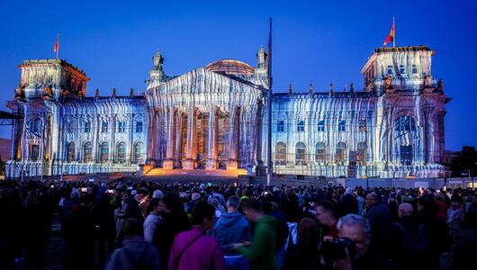 30 Jahre nach Verhüllung - Reichstag wird angestrahlt