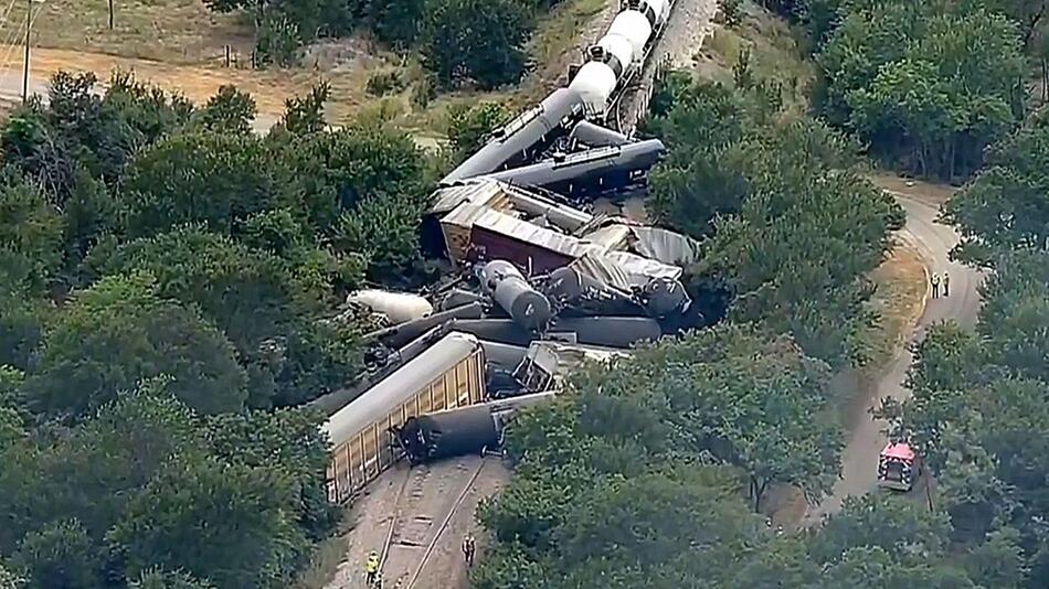 Gefahrgut an Bord: 35 Waggons entgleisen auf Zugstrecke in Texas
