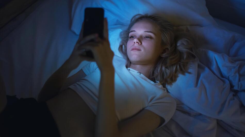 Teenagerin Handy Bett