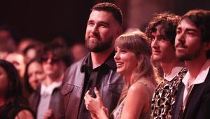 Travis Kelce hat seine Unterstützung für Taylor Swift bei den iHeartRadio Music Awards gezeigt.