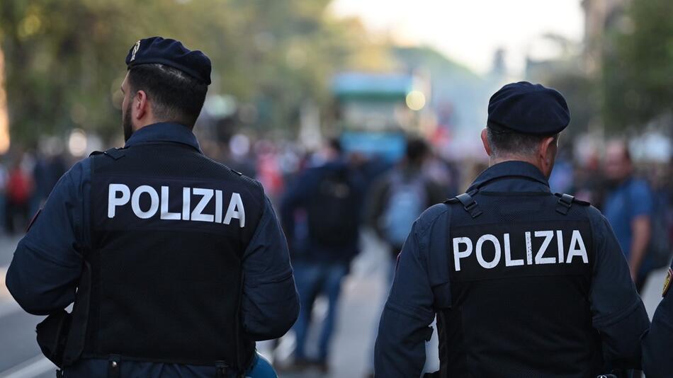 Fußball-Ultras überfallen fahrenden Zug in Italien