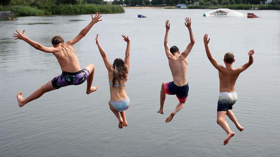 Kinder springen in einem See