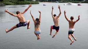 Kinder springen in einem See