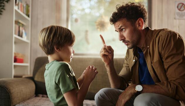 Vater schimpft mit Sohn