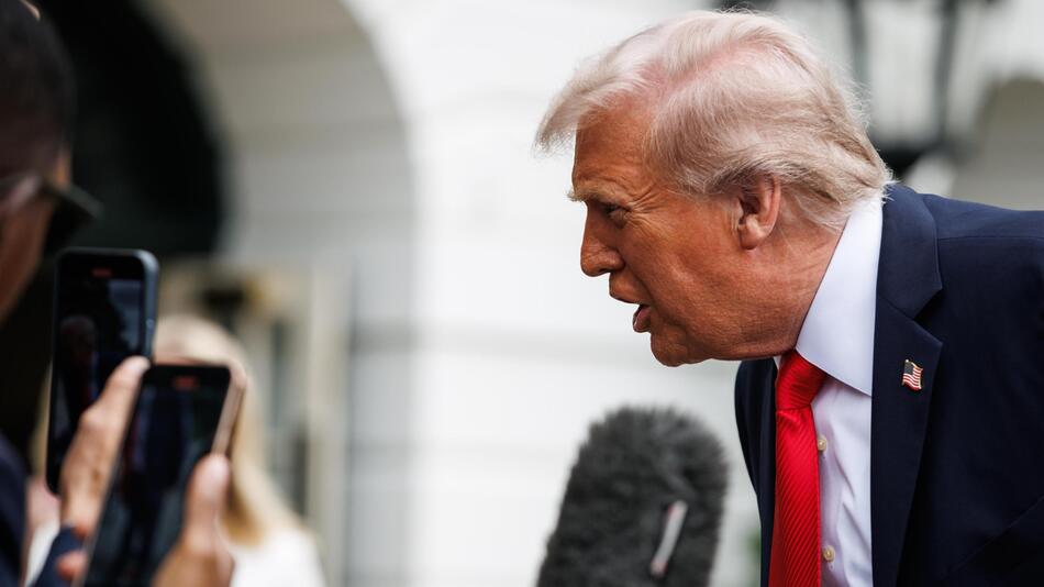 Trump spricht mit Reportern
