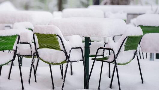 Statt Gastgartenbesuchern könnte der Schnee noch einmal Platz nehmen