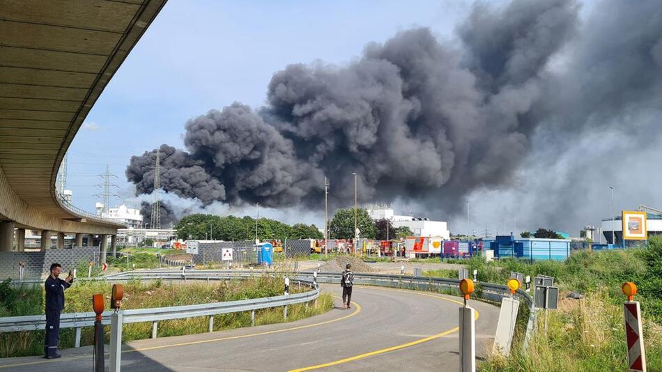 Rauchwolke über Chemiepark Leverkusen