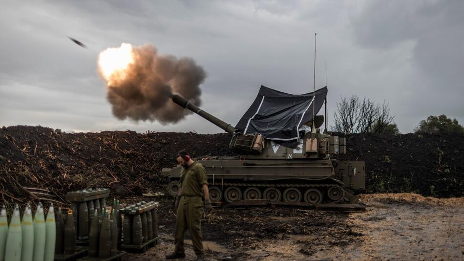 Israelische Soldaten feuern nahe dem Libanon eine Haubitze ab