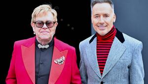 Elton John und David Furnish 2026 in Paris.