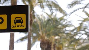 Ein Schild für Mietautos in Spanien