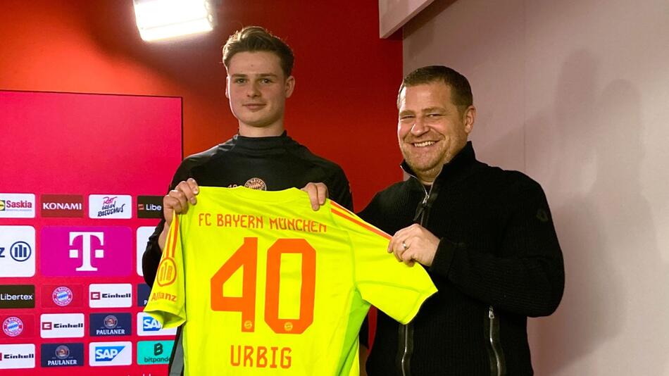 Bayerns neuer Torwart Jonas Urbig (l)