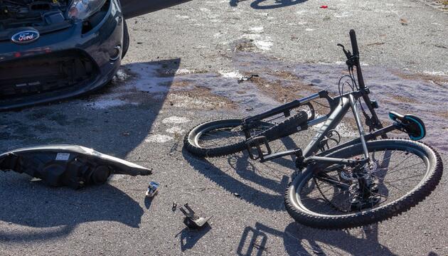 Fahrradfahrer von Auto erfasst