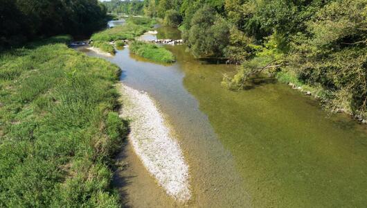 Fluss mit wenig Wasser