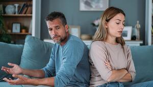 Mann und Frau sitzen zerstritten auf der Couch 