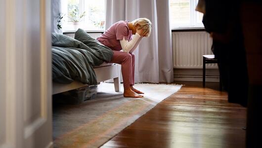 Frau Kopf in Hände Schlafzimmer