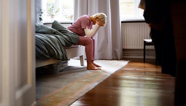 Frau Kopf in Hände Schlafzimmer