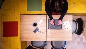 Frau arbeitet im Homeoffice am Laptop