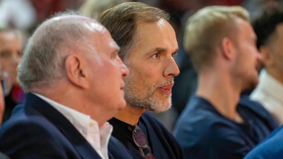 Uli Hoeneß und Thomas Tuchel bei der Jahreshauptversammlung des FC Bayern im November 2023.