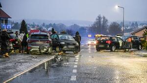 Unfall nach Glatteis mit mehreren Fahrzeugen