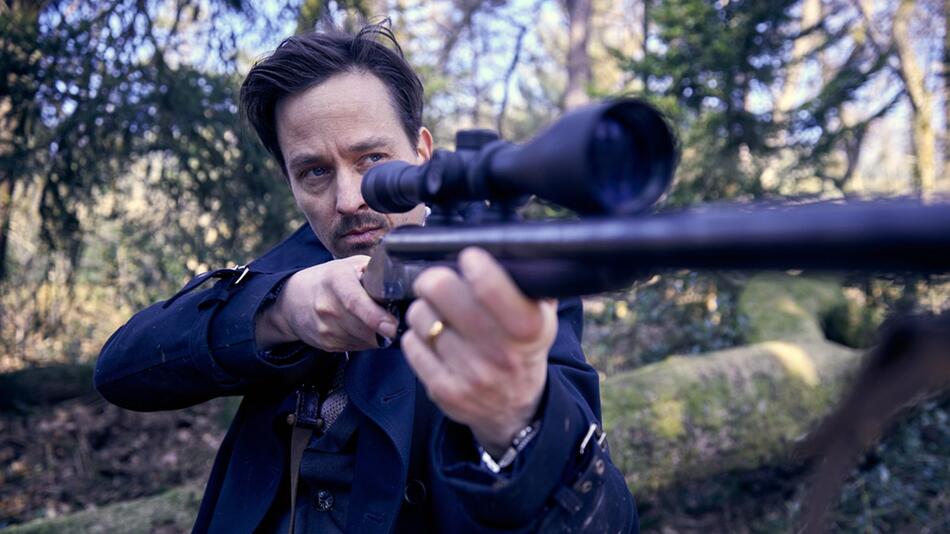"Der Pfau": Andreas (Tom Schilling) hat ein Gewehr im Wald gefunden und richtet es auf seine ...