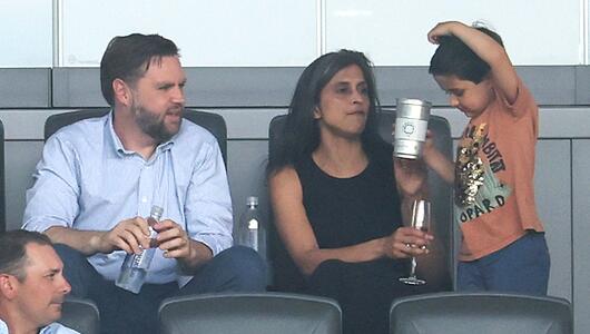 JD Vance mit seiner Frau Usha und einem seiner Söhne auf der Tribüne des TQL-Stadions in Cincinnati.