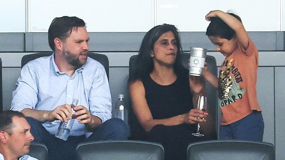 JD Vance mit seiner Frau Usha und einem seiner Söhne auf der Tribüne des TQL-Stadions in Cincinnati.