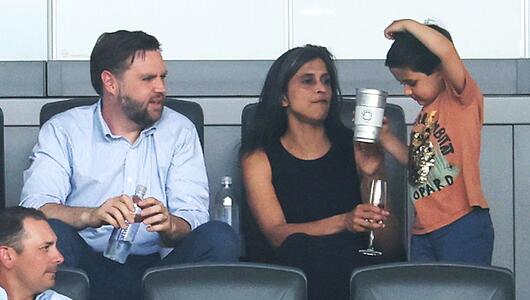 JD Vance mit seiner Frau Usha und einem seiner Söhne auf der Tribüne des TQL-Stadions in Cincinnati.