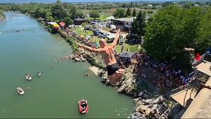 Sprung in die Tiefe: Mutige Sportler stürzen sich von 22-Meter-Brücke in Kosovo