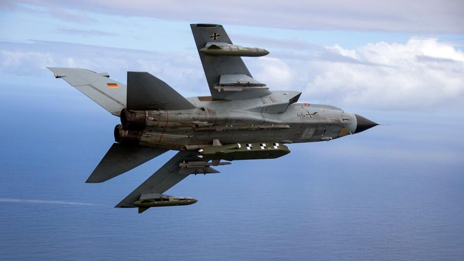 Taurus-Marschflugkörper am Tornado-Kampfjet