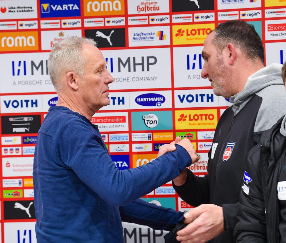 Christian Streich und Frank Schmidt verabschieden sich nach einer Pressekonferenz