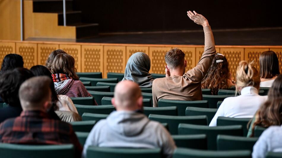 Studenten sitzen im Audimax der Freien Universität Berlin