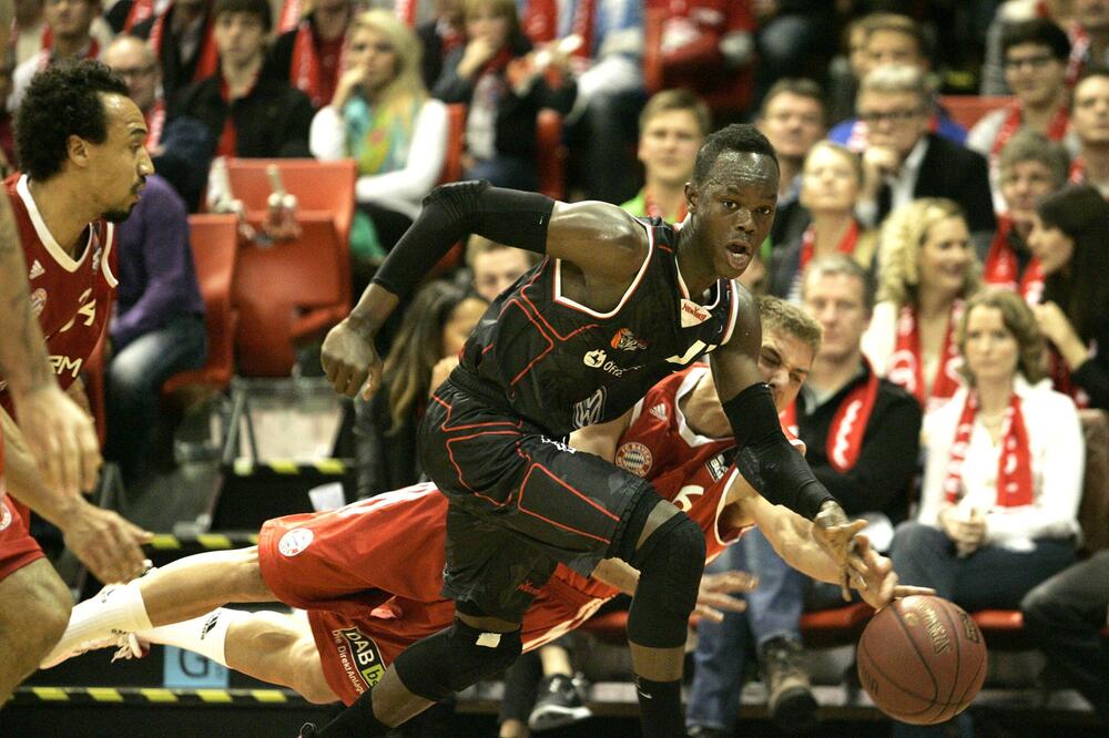 Dennis Schröder im Jahr 2012 beim Bundesligaspiel gegen den FC Bayern.