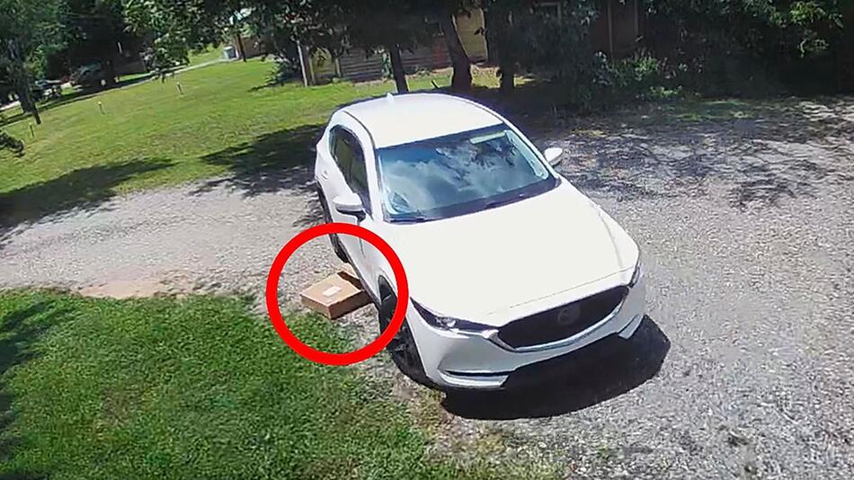 Amazon-Fahrerin liefert Paket in Einfahrt – und legt dann den Rückwärtsgang ein