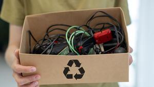 Kabel die in einer Kiste entsorgt werden