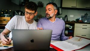 Vater und Sohn am Computer