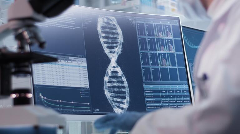 Ärztin arbeitet im Labor und untersucht DNA-Proben (Symbolbild)