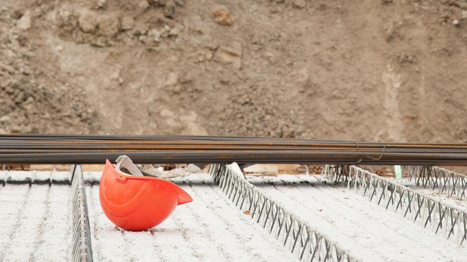 Helm liegt auf dem Boden einer Baustelle