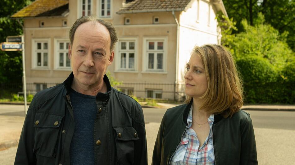 "Wendland: Stiller und der Teufelssauger": Jakob Stiller (Ulrich Noethen) und Kira Engelmann ...