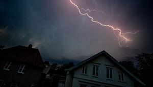 Blitz zuckt während eines Gewitters über den dunklen Abendhimmel