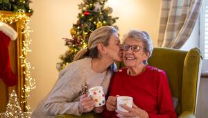Mutter und Tochter feiern Weihnachten