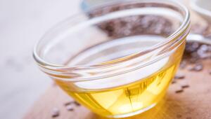 Leinöl steht auf einem Tisch