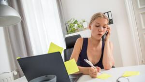 Eine Frau telefoniert im Büro